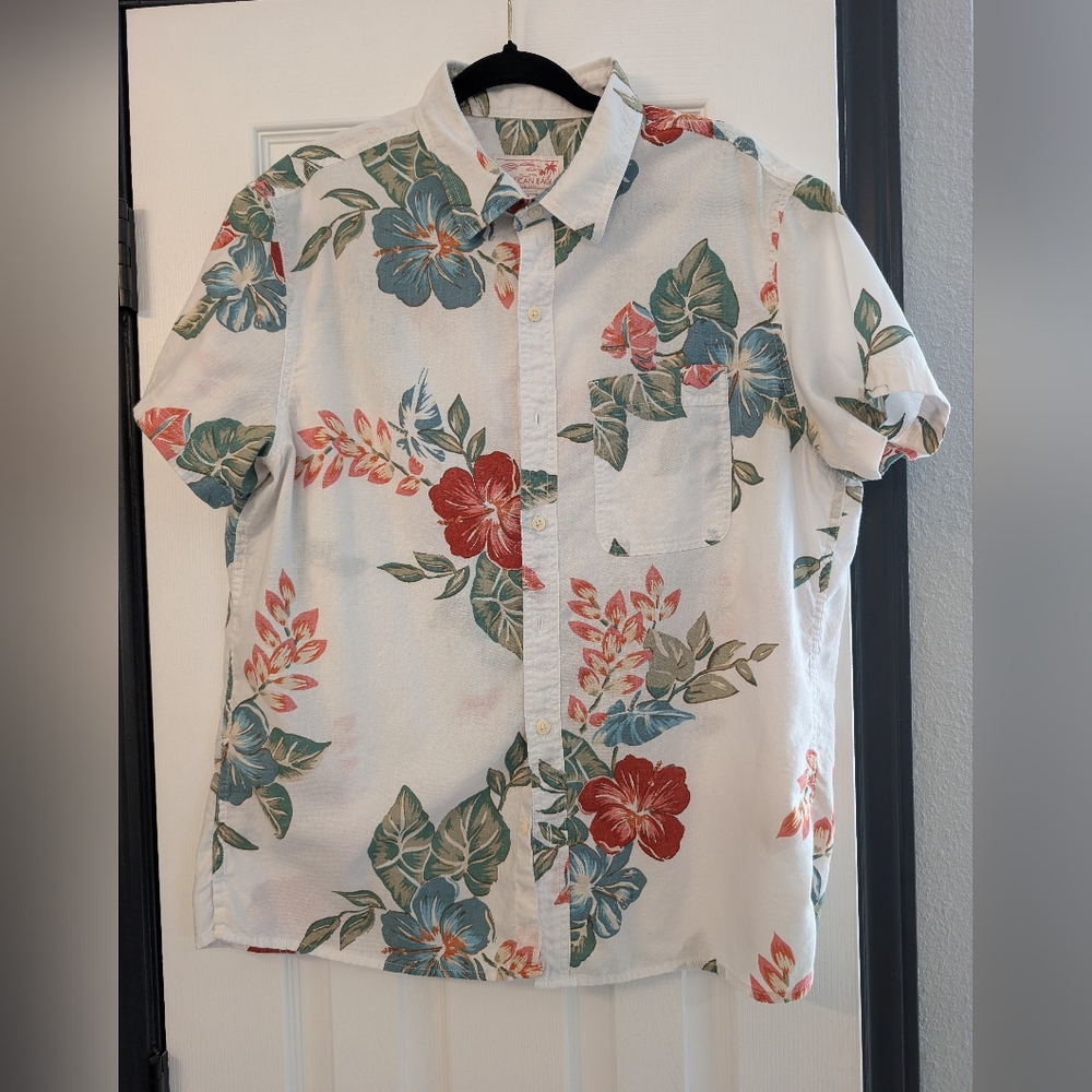 American Eagle Outfitters White and Red Casual Button Down Shirt